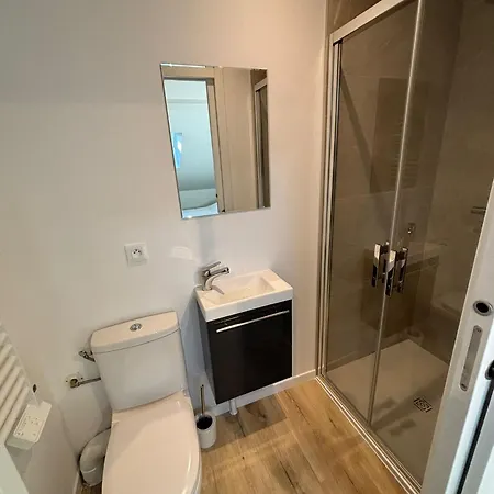 Lägenhet Maison De Standing Au Centre De 7 Avec 7 Salles De Bain, Sauna, Cour Privee
