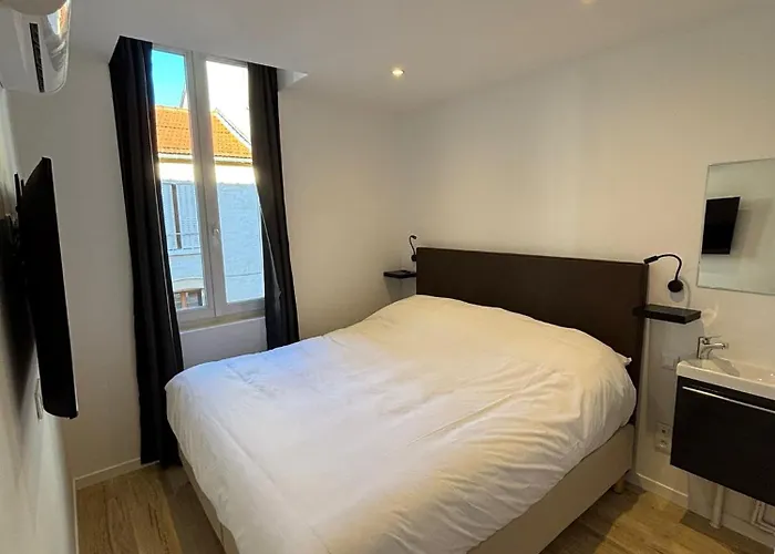 Maison De Standing Au Centre De 7 Avec 7 Salles De Bain, Sauna, Cour Privee Lägenhet